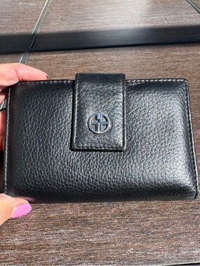 Black Pepple Leather Wallet with Metal Emblem